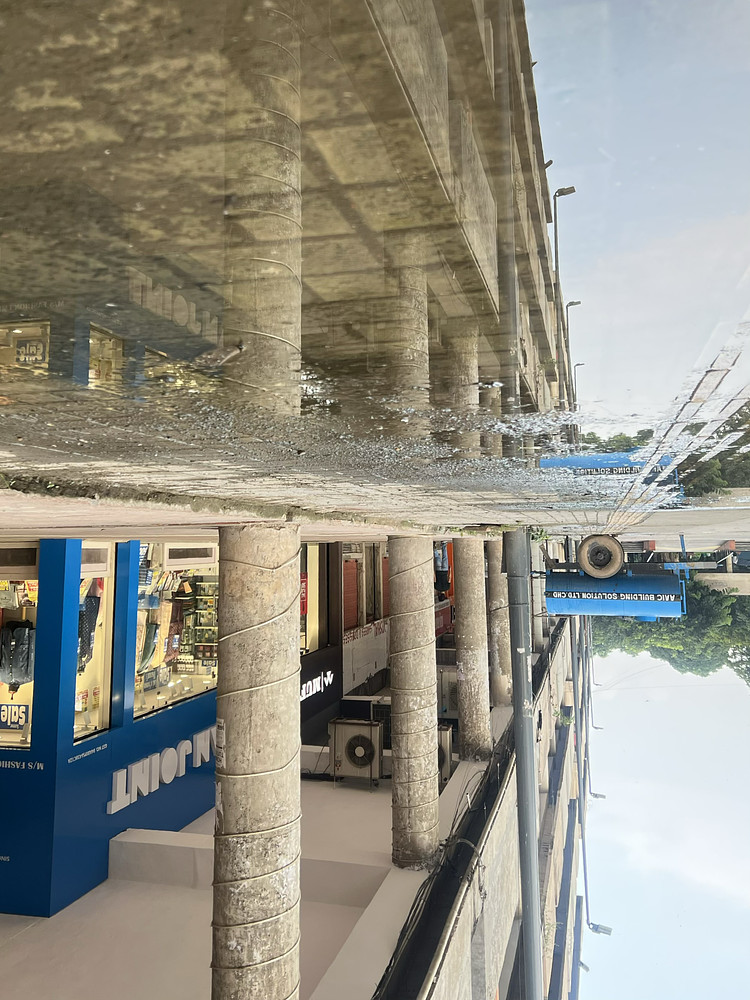 Mirrors & pillars 