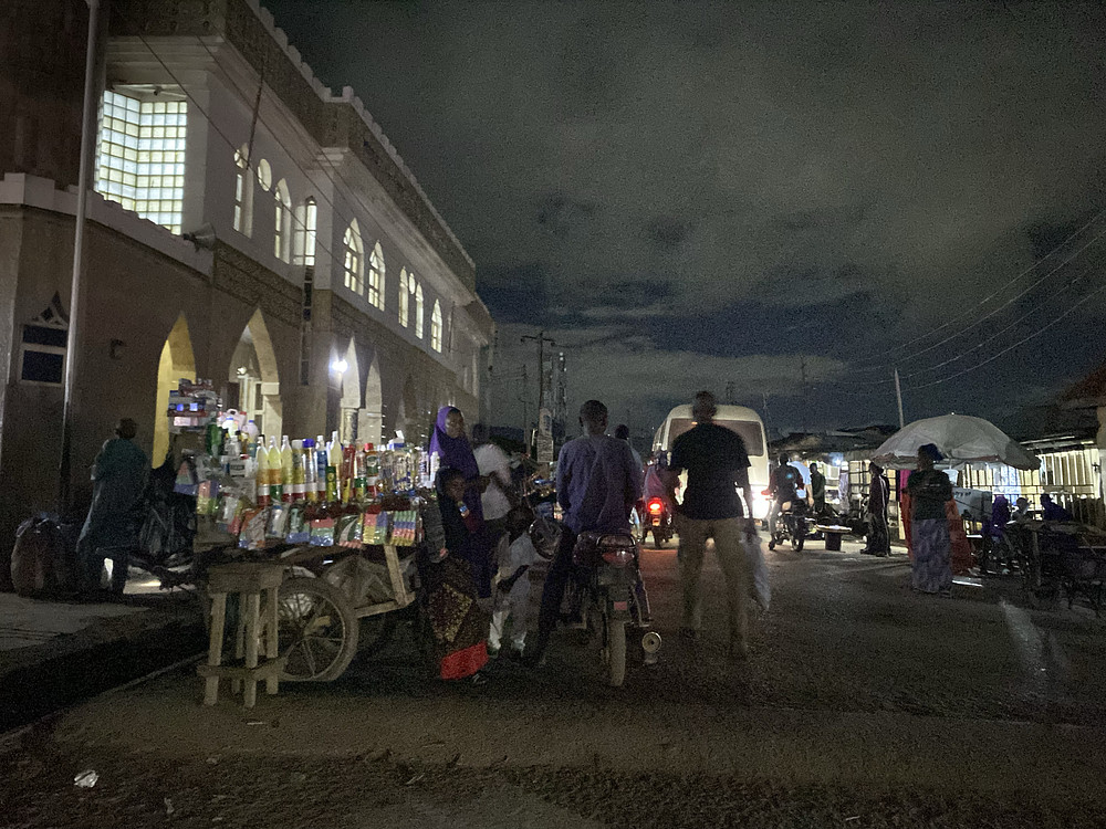 Untied -night shopping in karu
